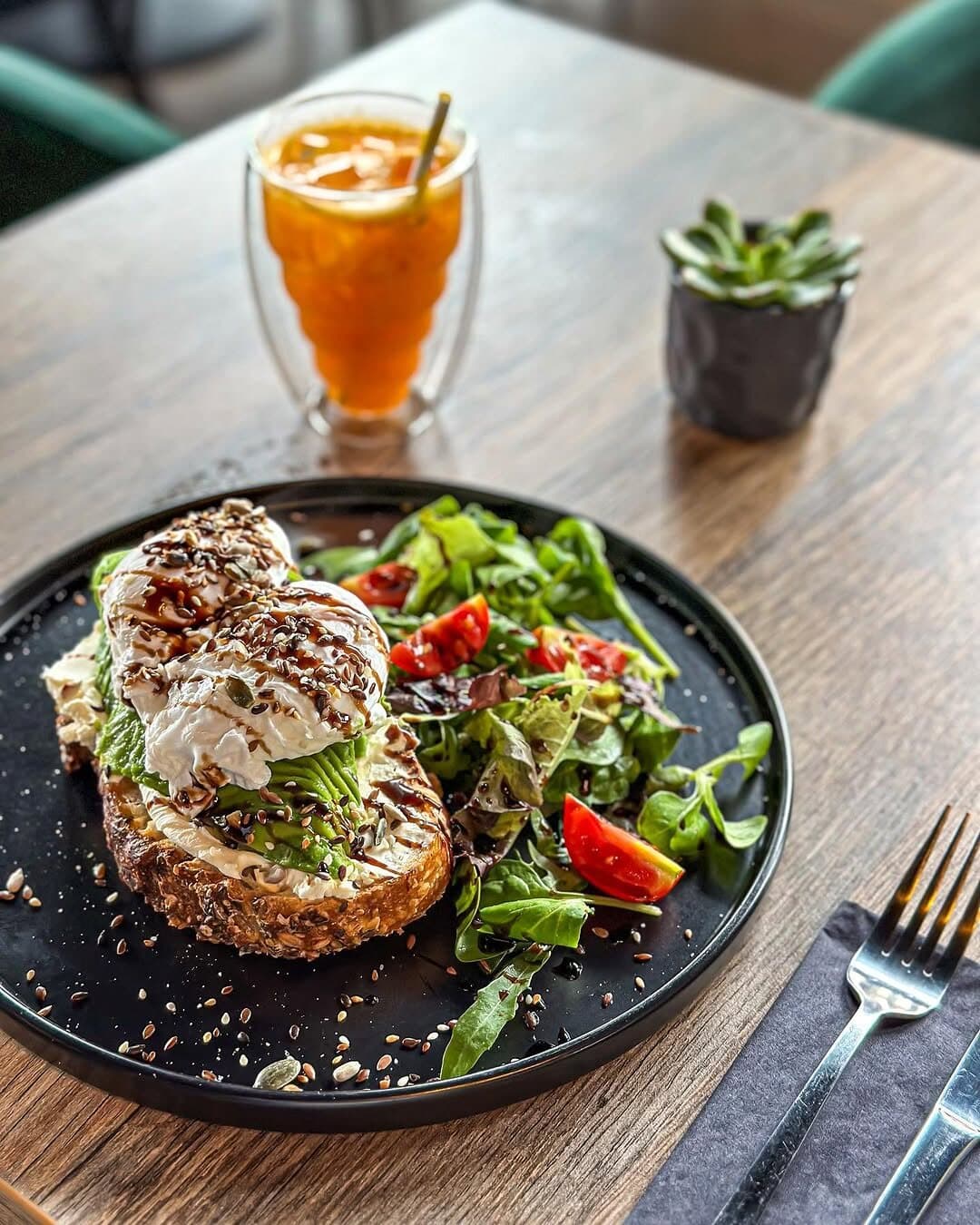 Avocado toast cu ou poșat, la D36 Bistro & More.