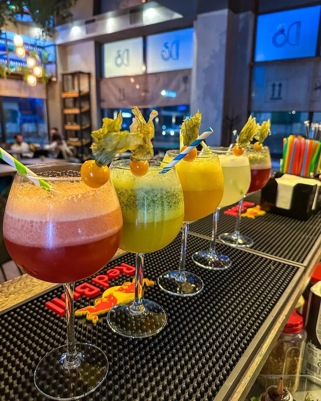 Șir de cocktailuri colorate pe barul bistroului.