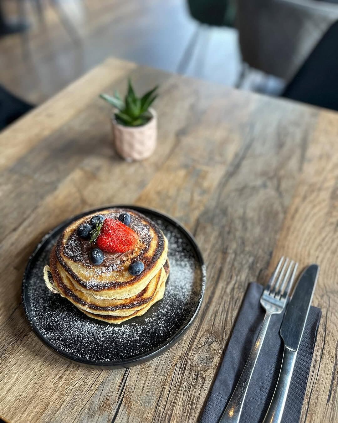 Pancakes cu fructe de pădure.